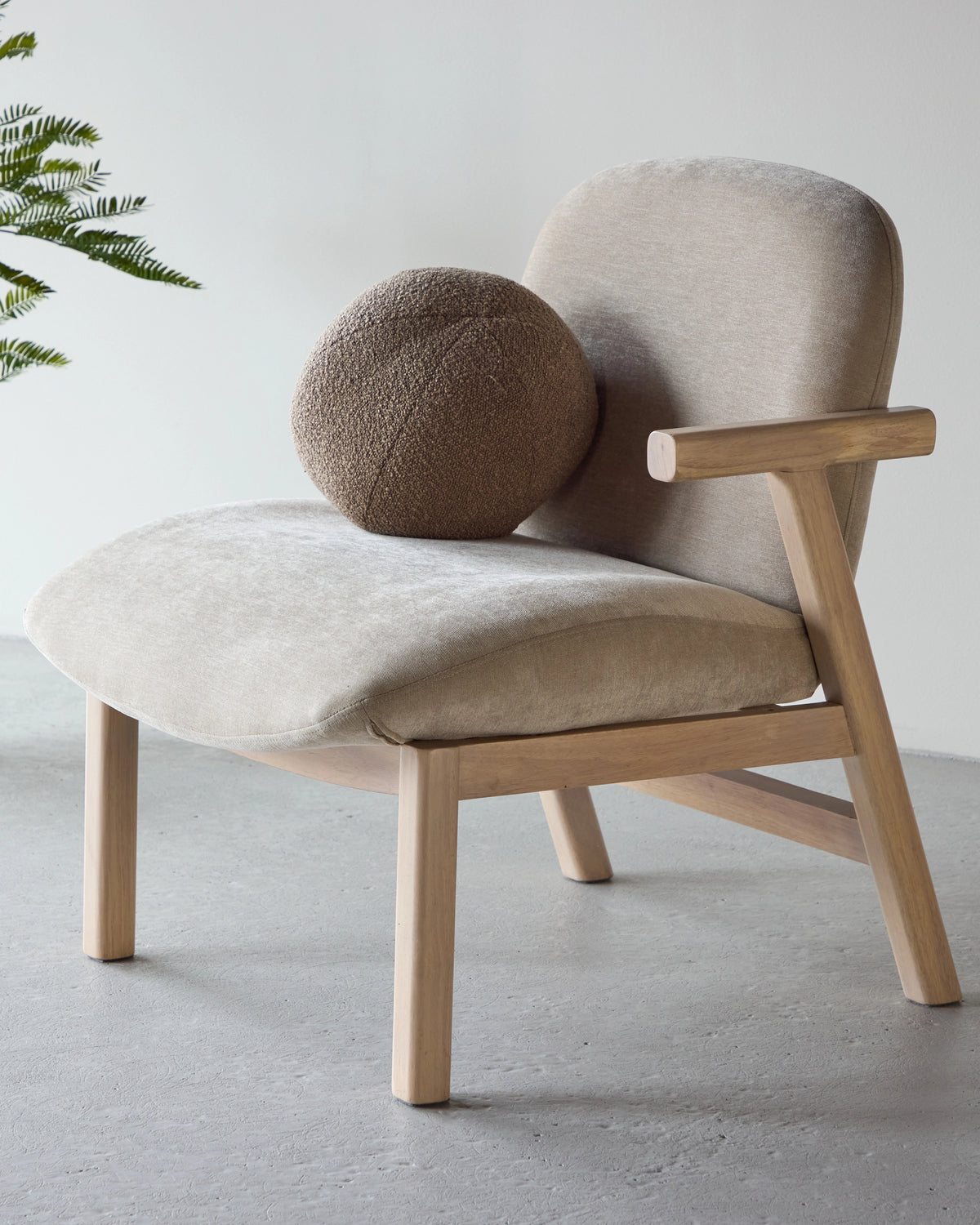 Venture Home RILE Fåtölj – Skandinavisk Design i Trä & Tyg